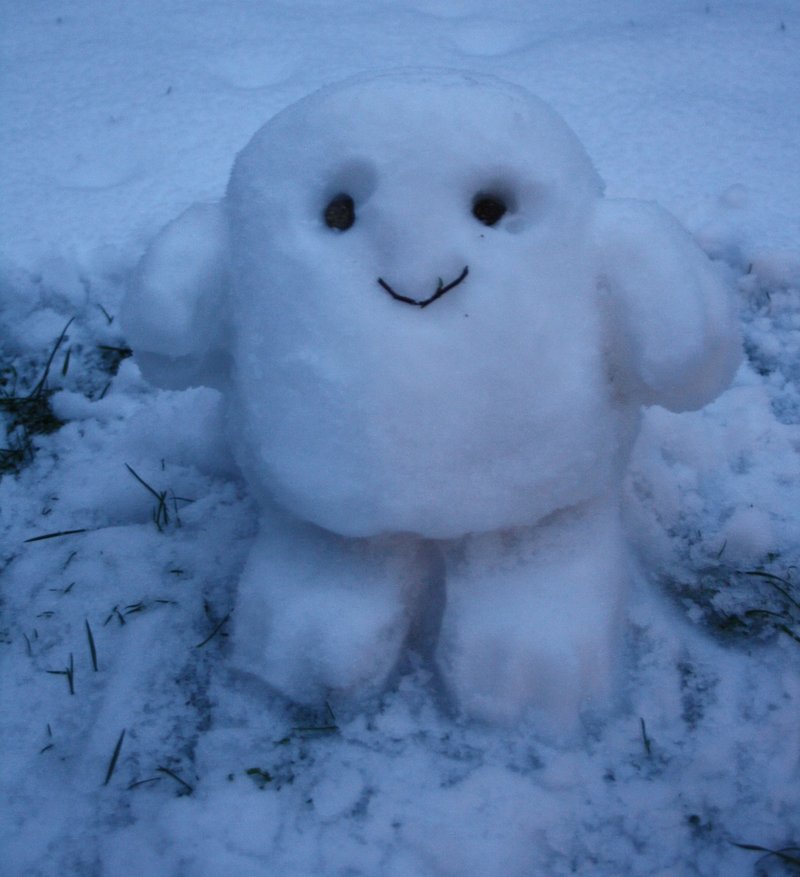 Illustration for article titled These geeky snowmen turn their yards into a weirder winter wonderland